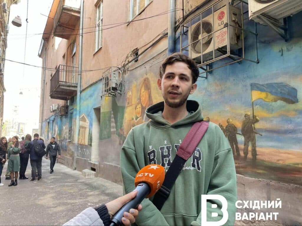 Дмитро Вовк мурал львів маріуполь