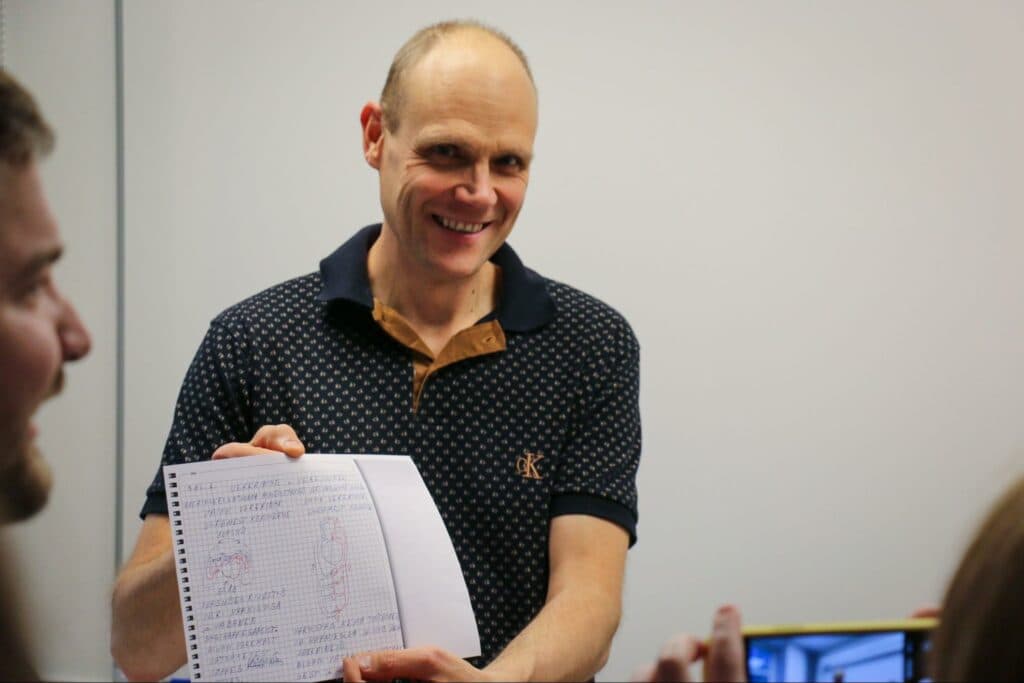 Вчитель біології Роберт дублює терміни двома мовами для українських учнів