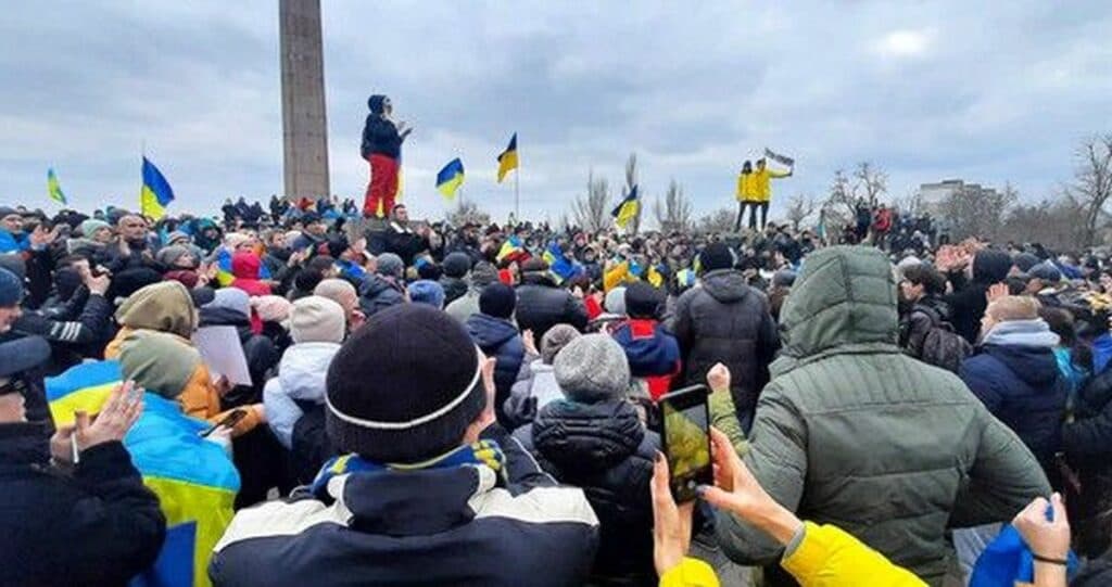 жовта стрічка схід