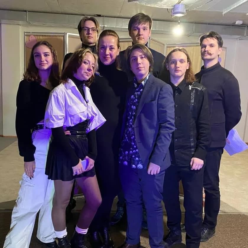 Юлія Дорошенко з учнями освітній хаб для переселенців Mental Labs_06