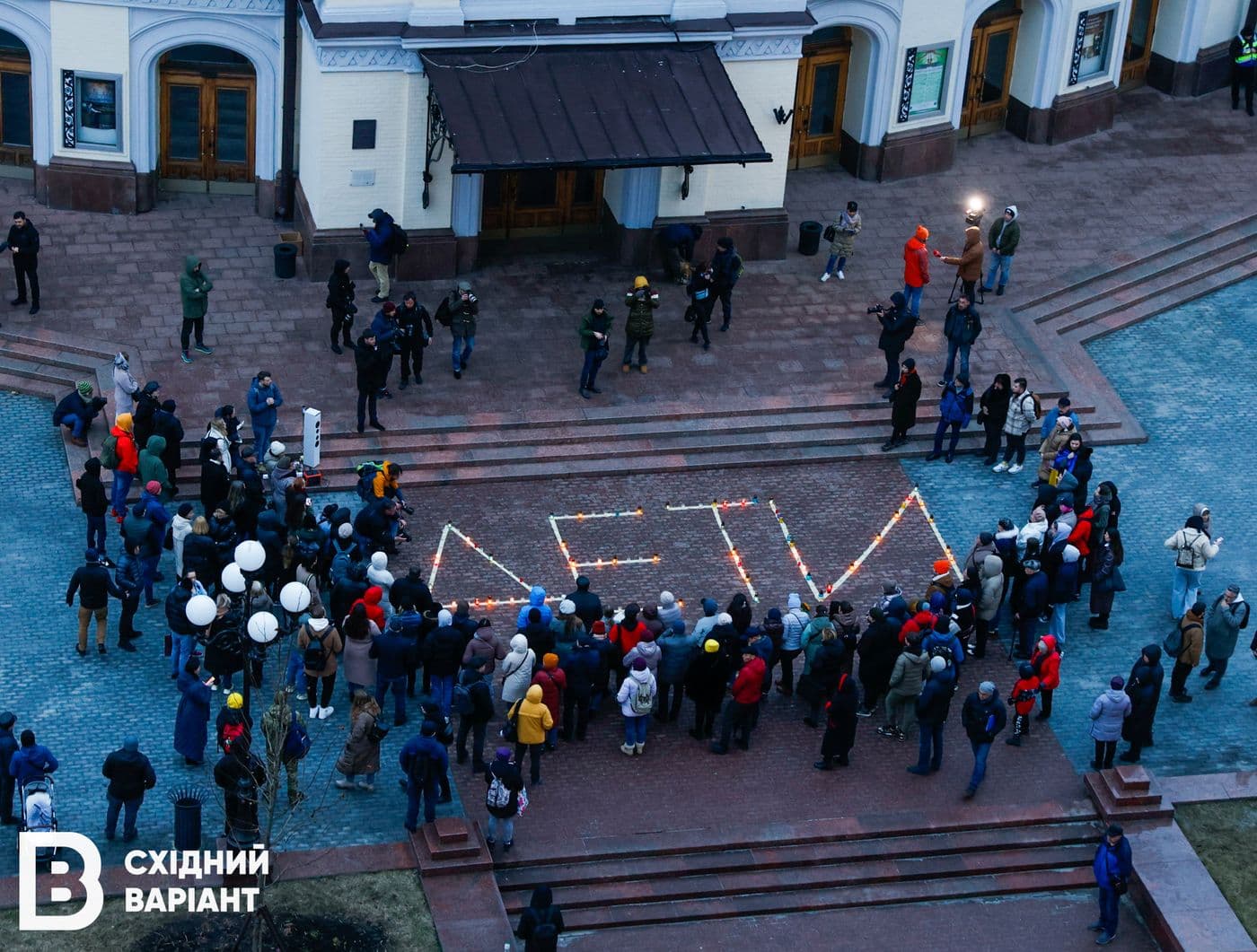 головна у Києві пам'ять загиблих у Драмтеатрі Маріуполя