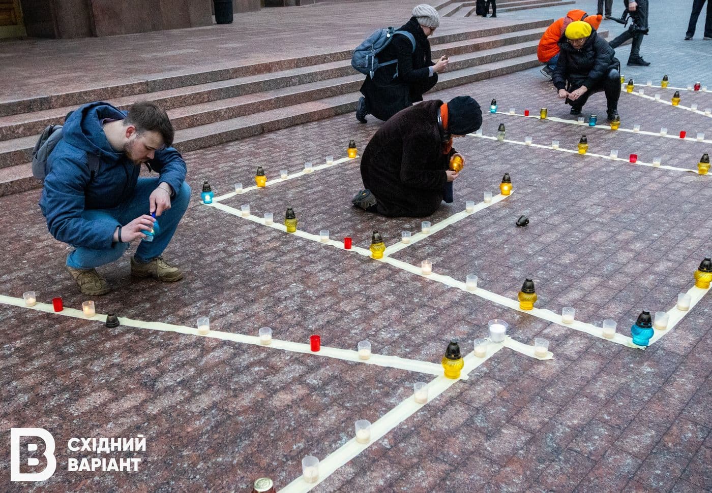 головна у Києві пам'ять загиблих у Драмтеатрі Маріуполя