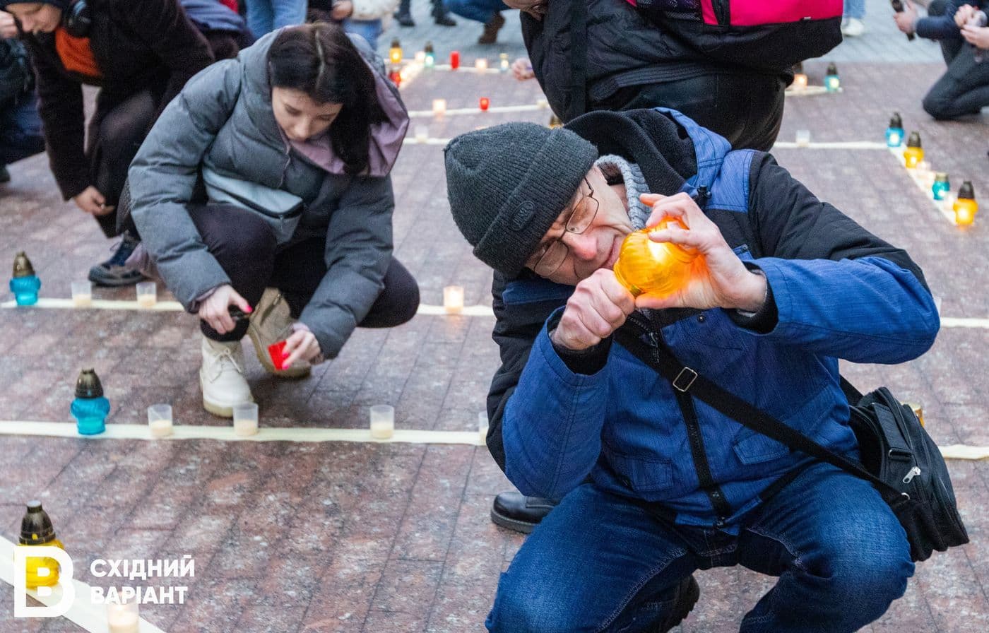 головна у Києві пам'ять загиблих у Драмтеатрі Маріуполя