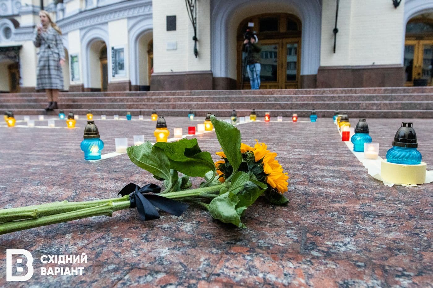 головна у Києві пам'ять загиблих у Драмтеатрі Маріуполя