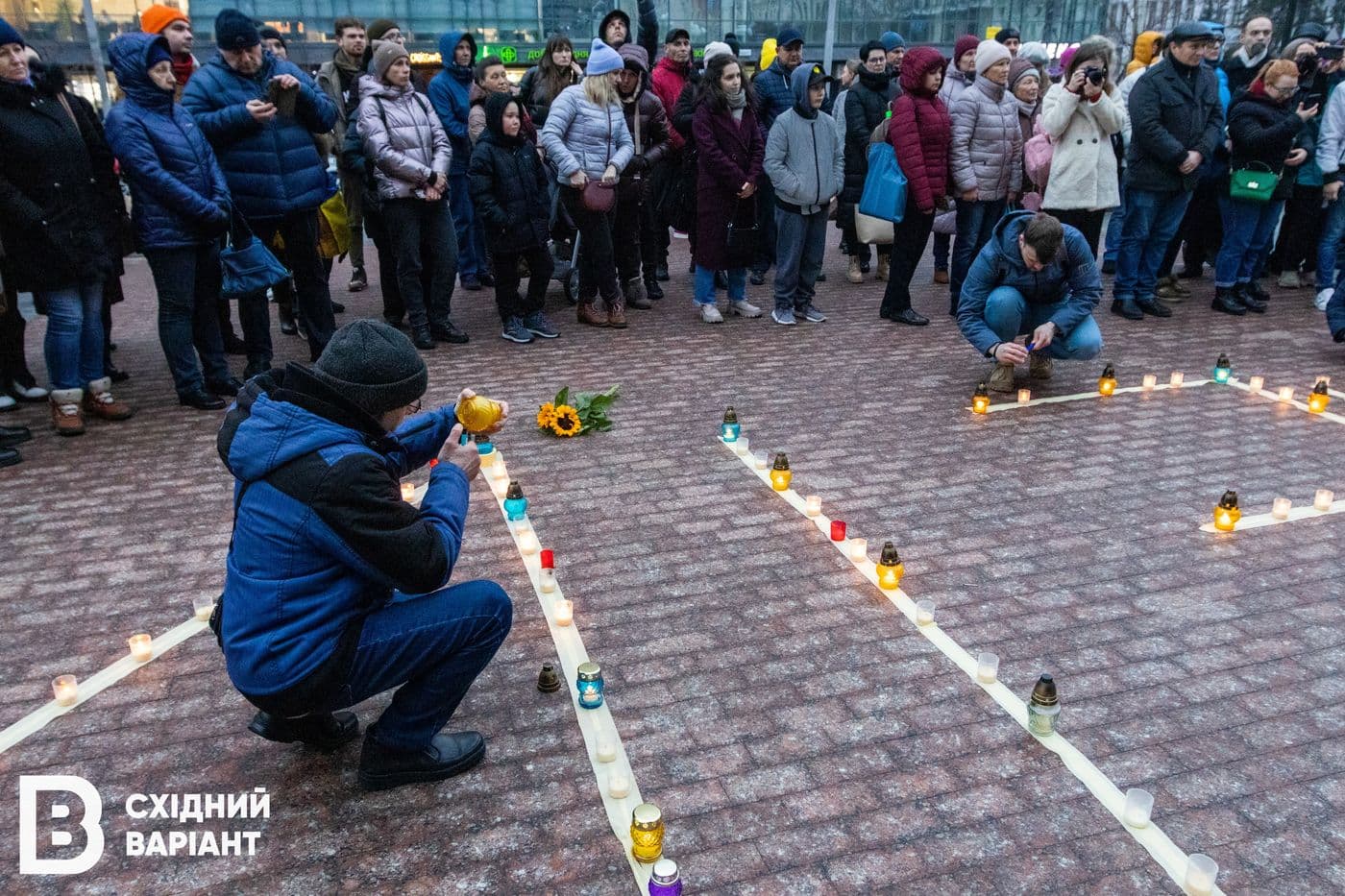 головна у Києві пам'ять загиблих у Драмтеатрі Маріуполя