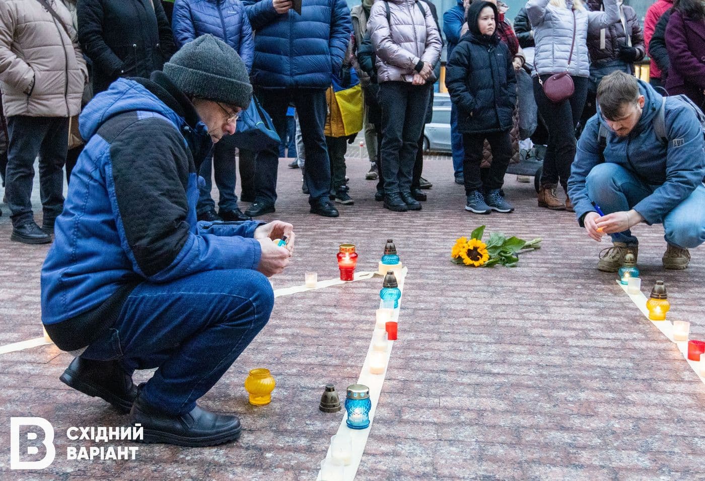 головна у Києві пам'ять загиблих у Драмтеатрі Маріуполя