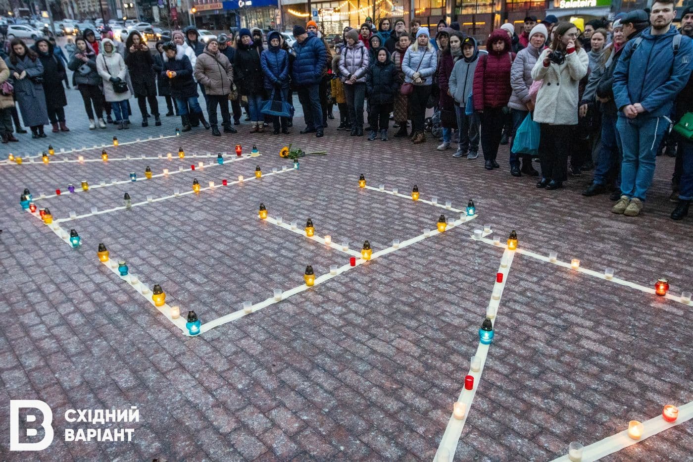 головна у Києві пам'ять загиблих у Драмтеатрі Маріуполя