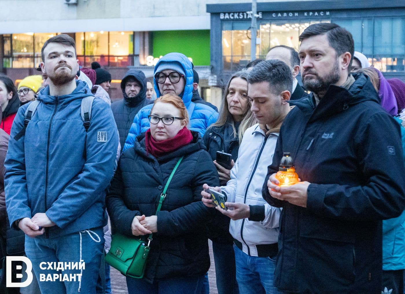 головна у Києві пам'ять загиблих у Драмтеатрі Маріуполя