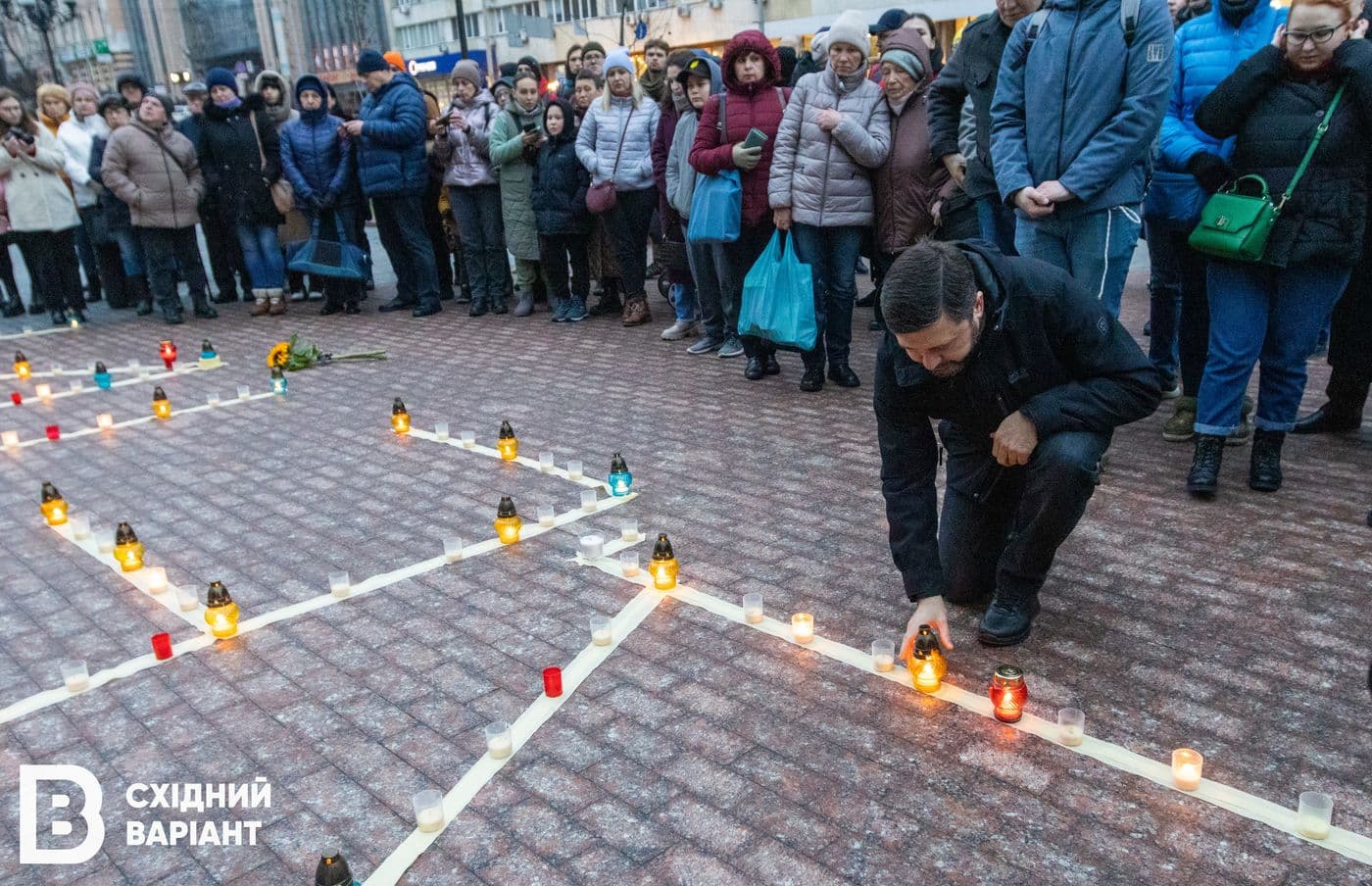 головна у Києві пам'ять загиблих у Драмтеатрі Маріуполя
