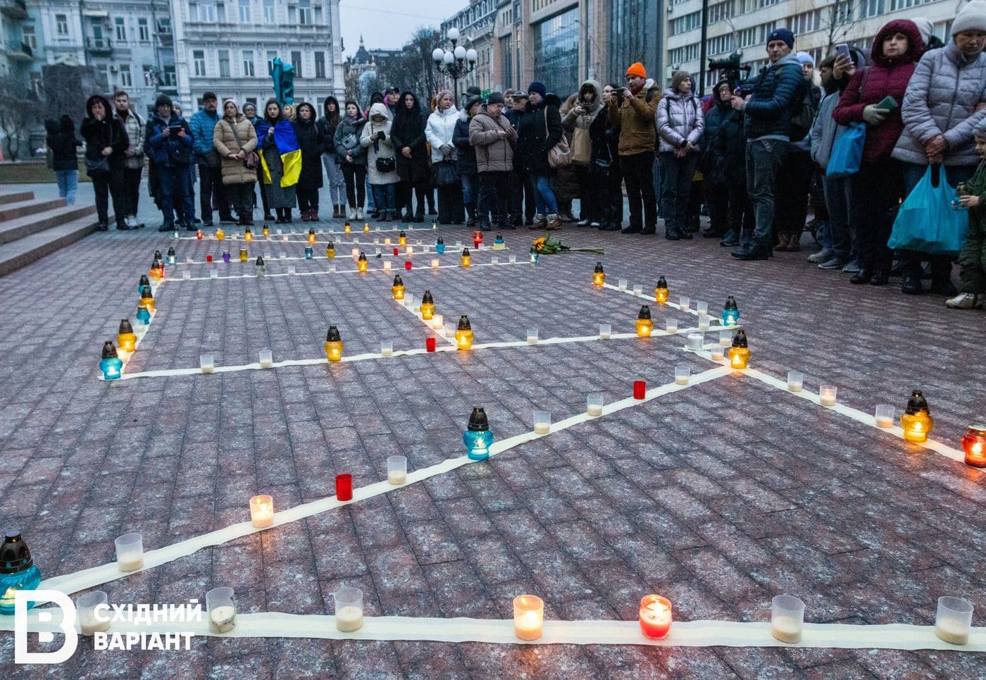 головна у Києві пам'ять загиблих у Драмтеатрі Маріуполя