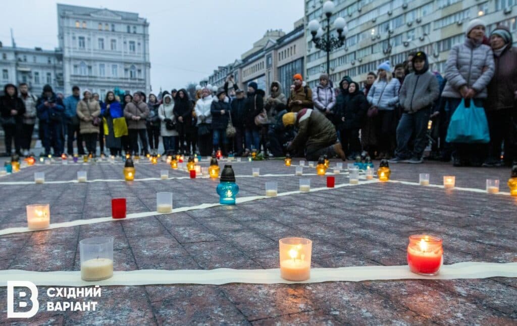 головна у Києві пам'ять загиблих у Драмтеатрі Маріуполя