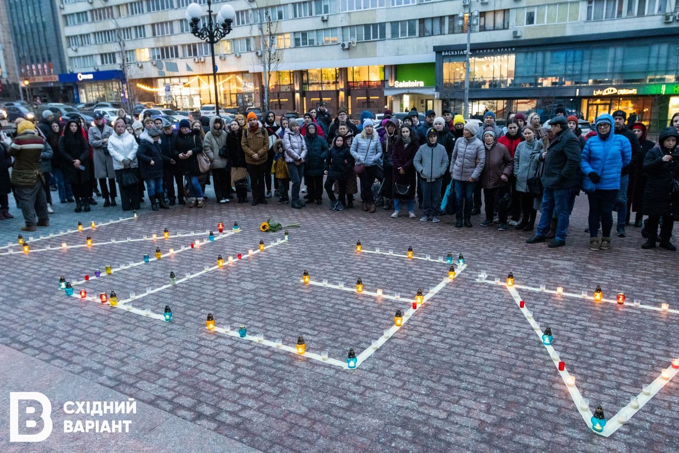 головна у Києві пам'ять загиблих у Драмтеатрі Маріуполя
