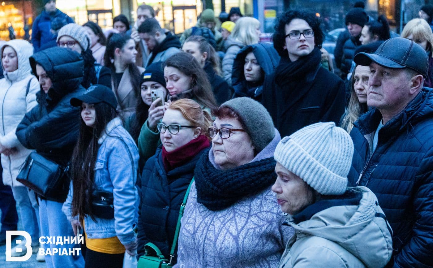 головна у Києві пам'ять загиблих у Драмтеатрі Маріуполя