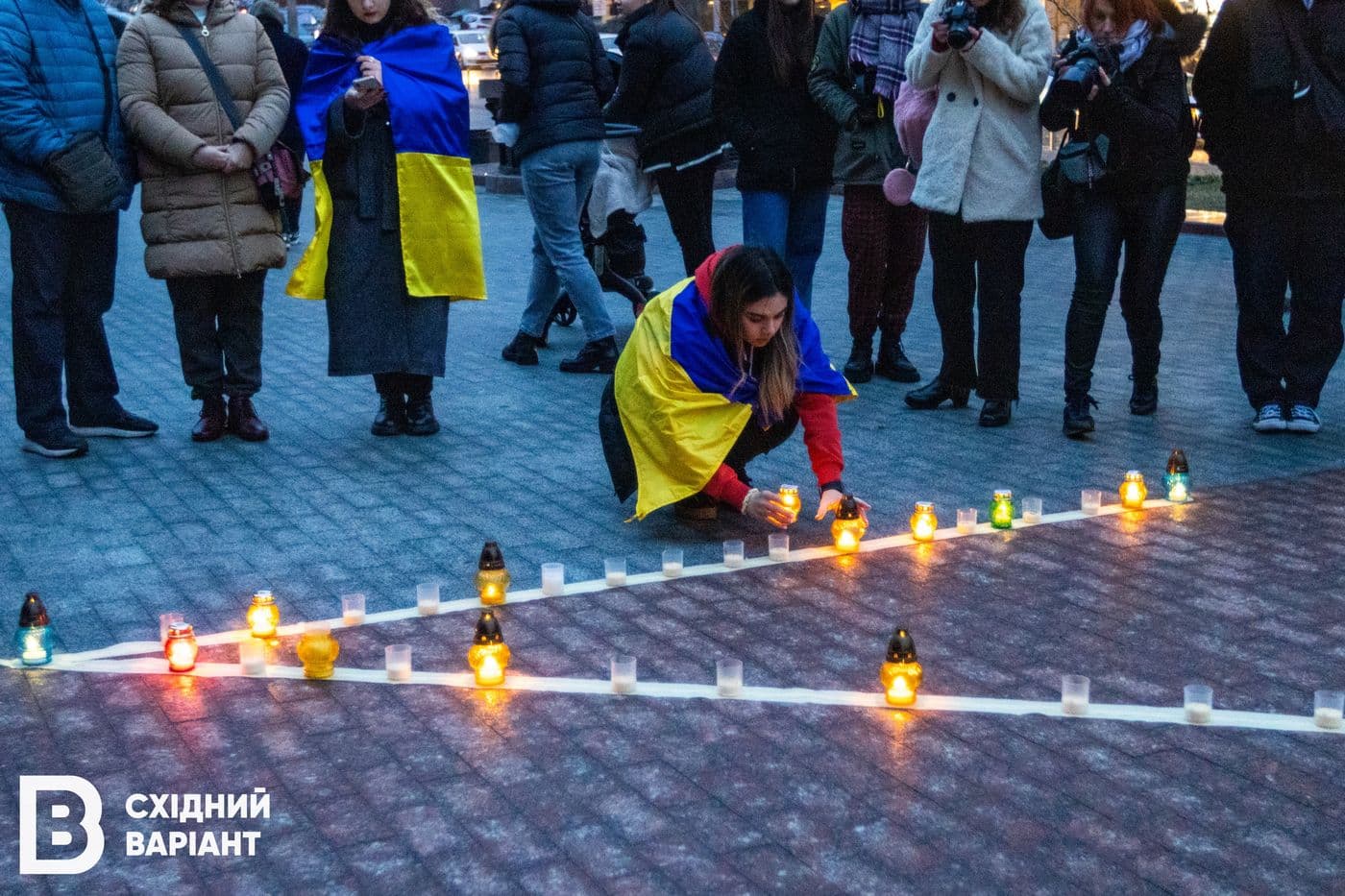 головна у Києві пам'ять загиблих у Драмтеатрі Маріуполя