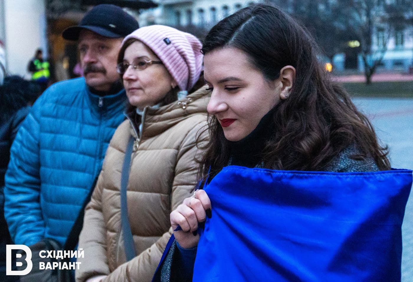 головна у Києві пам'ять загиблих у Драмтеатрі Маріуполя