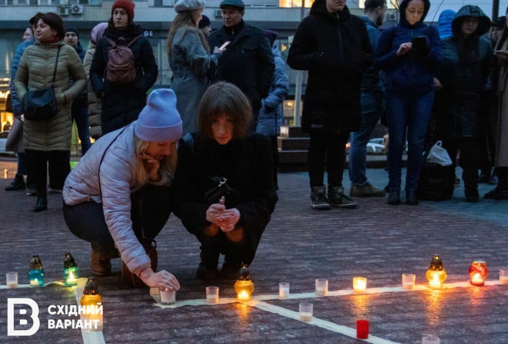 головна у Києві пам'ять загиблих у Драмтеатрі Маріуполя