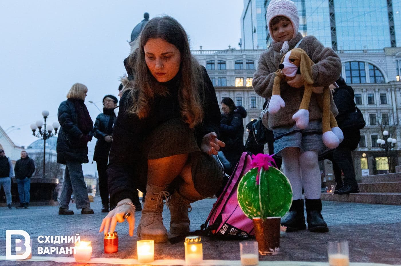 головна у Києві пам'ять загиблих у Драмтеатрі Маріуполя