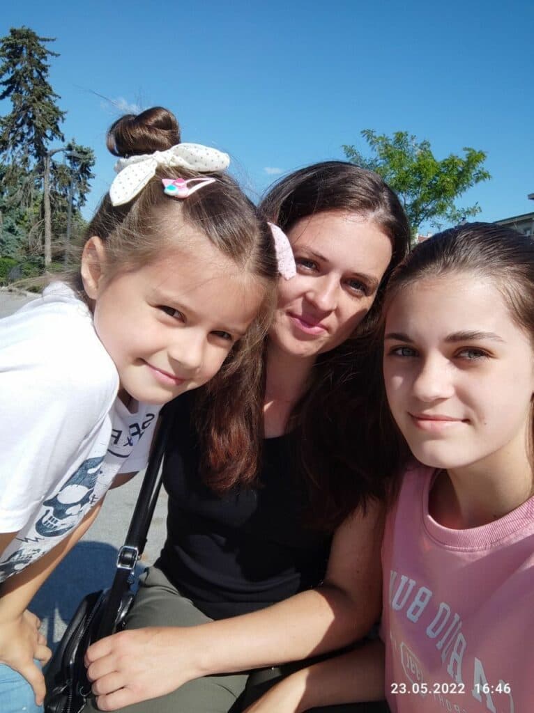 Анна з родиною