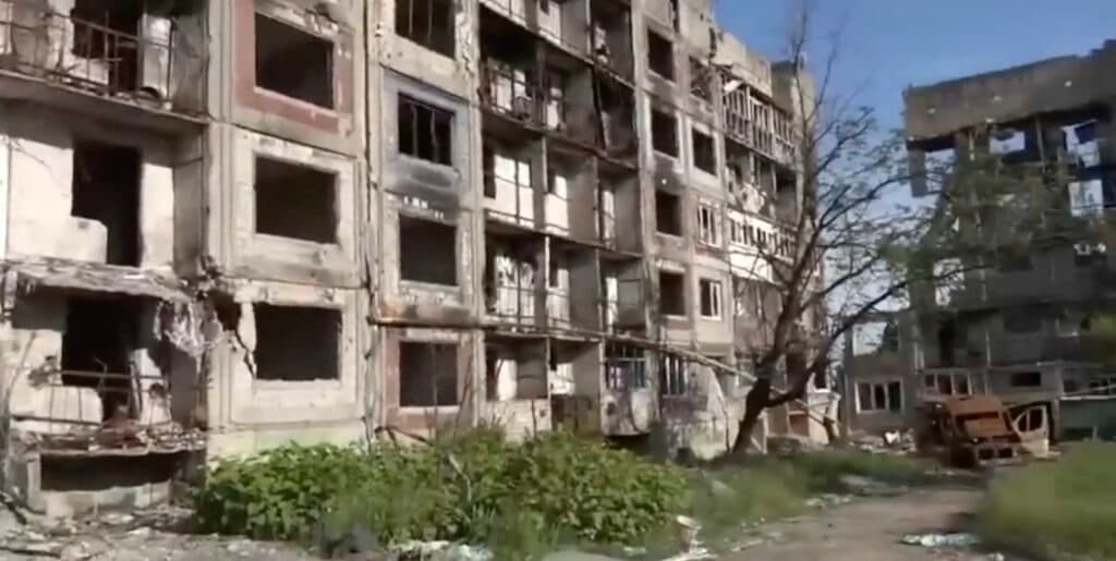 Пʼятиповерхівки Тошківки, де приблизно тримали оборону українські військові