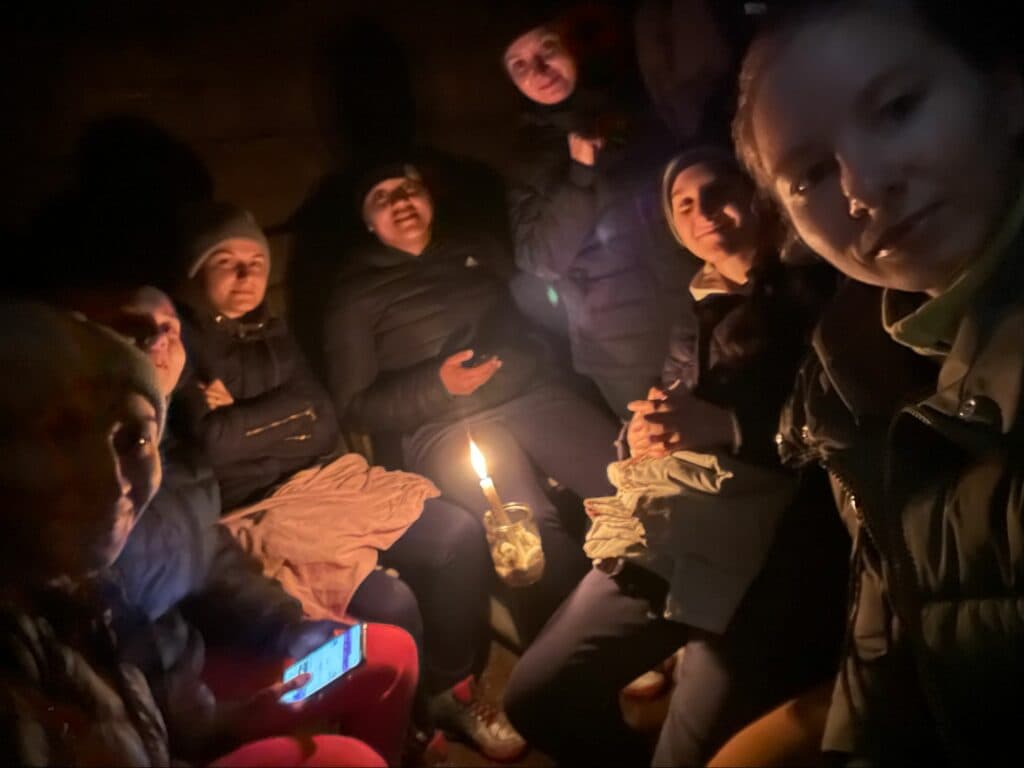 Учасниці клубу в бомбосховище в Маріуполі