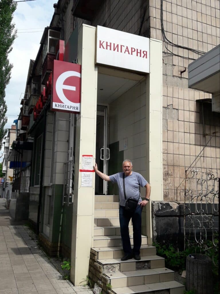 Віктор під час евакуації книжок із міста
