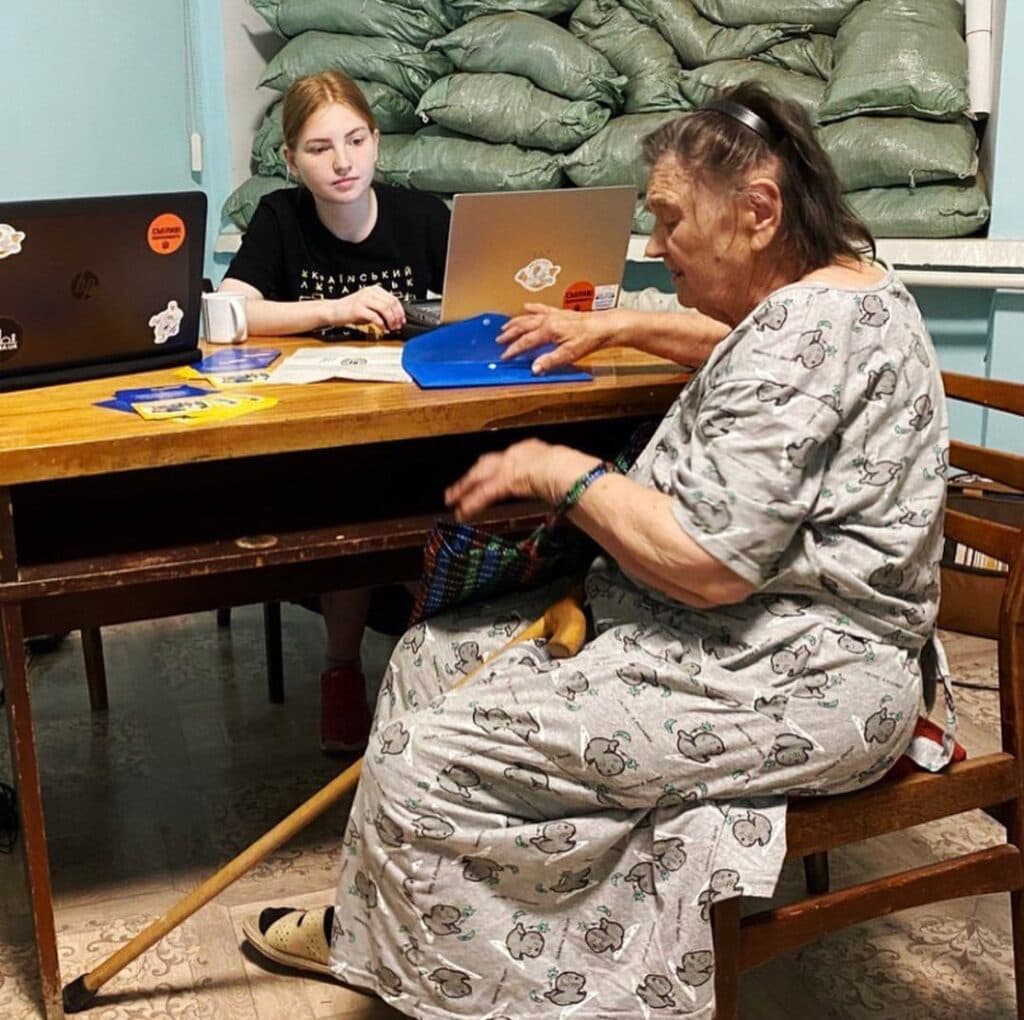 дівчина з Алчевська
