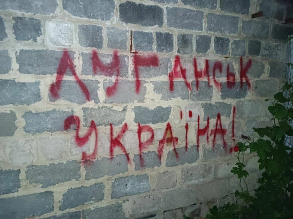 жовта стрічка проти фейків