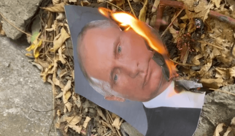 Українці на окупованих територіях масово палять портрет Путіна
