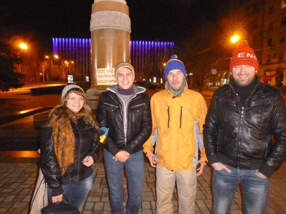 Перші мітингувальники на підтримку Євромайдану у Донецьку, 21 листопада 2013 року