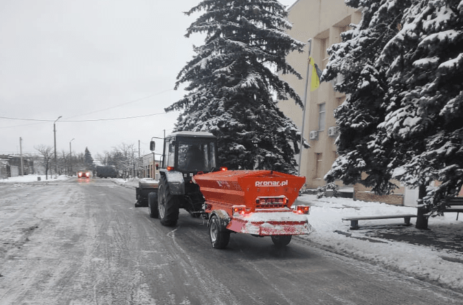 В Лимані посипають дороги, прибирають перший сніг і заготовлюють деревину на опалення населенню (фото)