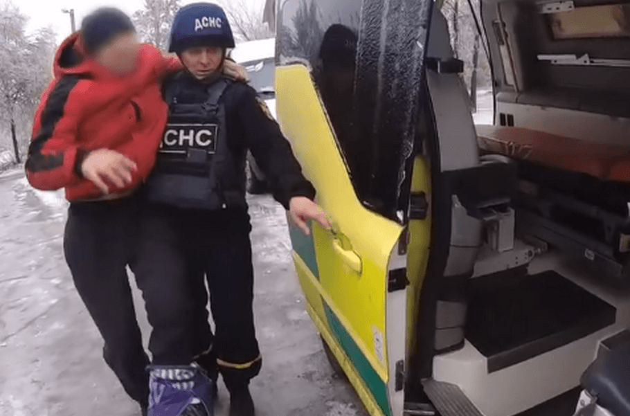 Рятувальники Донеччини доставили пораненого мешканця Авдіївки до лікувального закладу (відео)