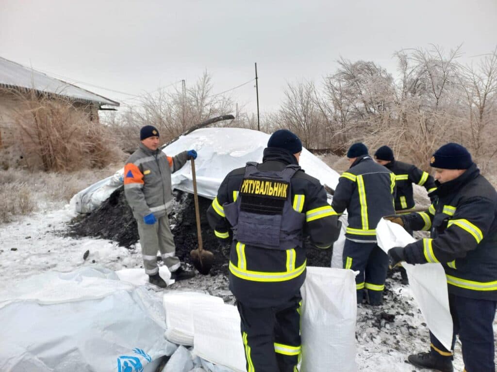 Авдіївців в евакуації Міжнародний Комітет Червоного Хреста забезпечив матеріалами для опалення (фото)