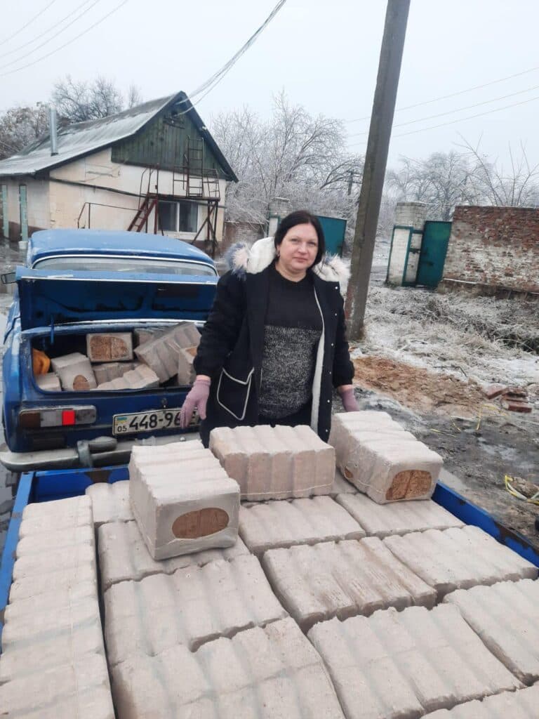 Авдіївців в евакуації Міжнародний Комітет Червоного Хреста забезпечив матеріалами для опалення (фото)