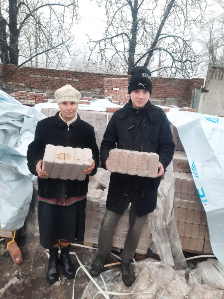 Авдіївців в евакуації Міжнародний Комітет Червоного Хреста забезпечив матеріалами для опалення (фото)