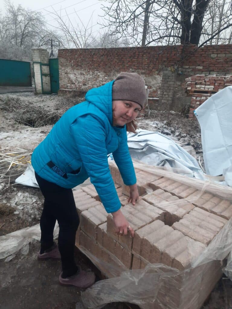 Авдіївців в евакуації Міжнародний Комітет Червоного Хреста забезпечив матеріалами для опалення (фото)