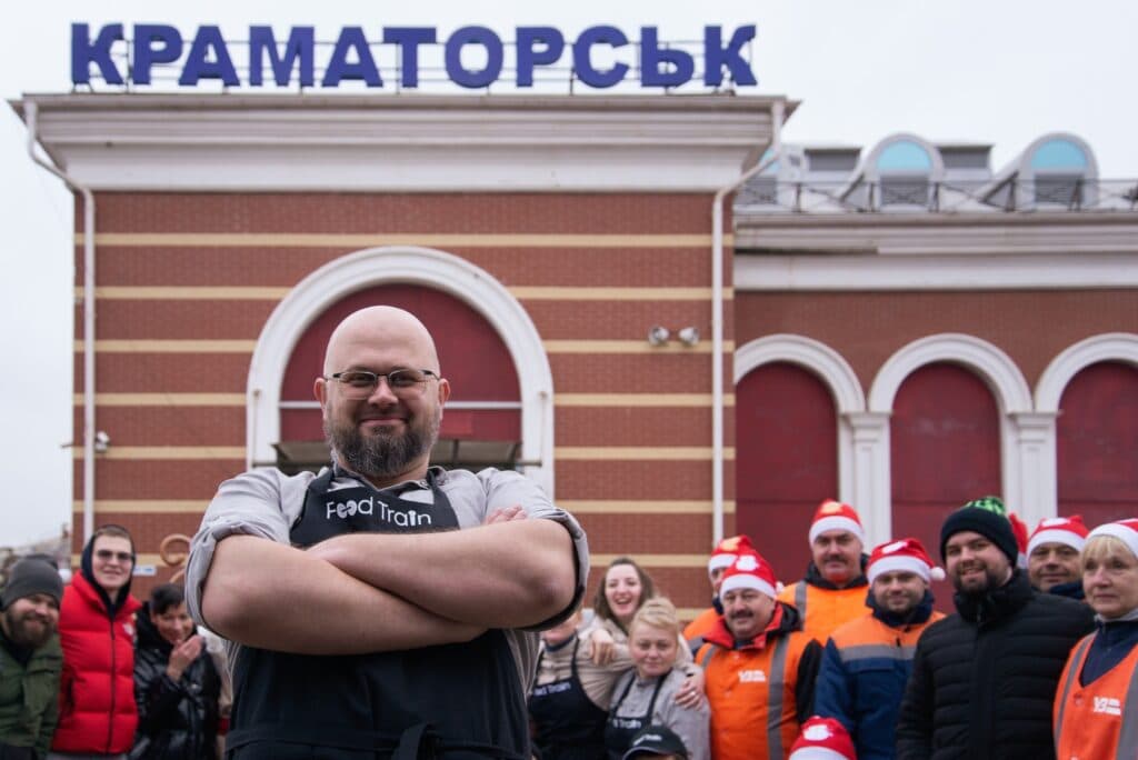 Поїзд-кухня "Food Train" від Укрзалізниці привіз 8000 порцій їжі та близько 1000 подарунків у прифронтові регіони України (фото)