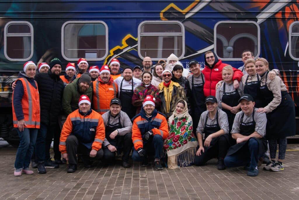 Поїзд-кухня "Food Train" від Укрзалізниці привіз 8000 порцій їжі та близько 1000 подарунків у прифронтові регіони України (фото)