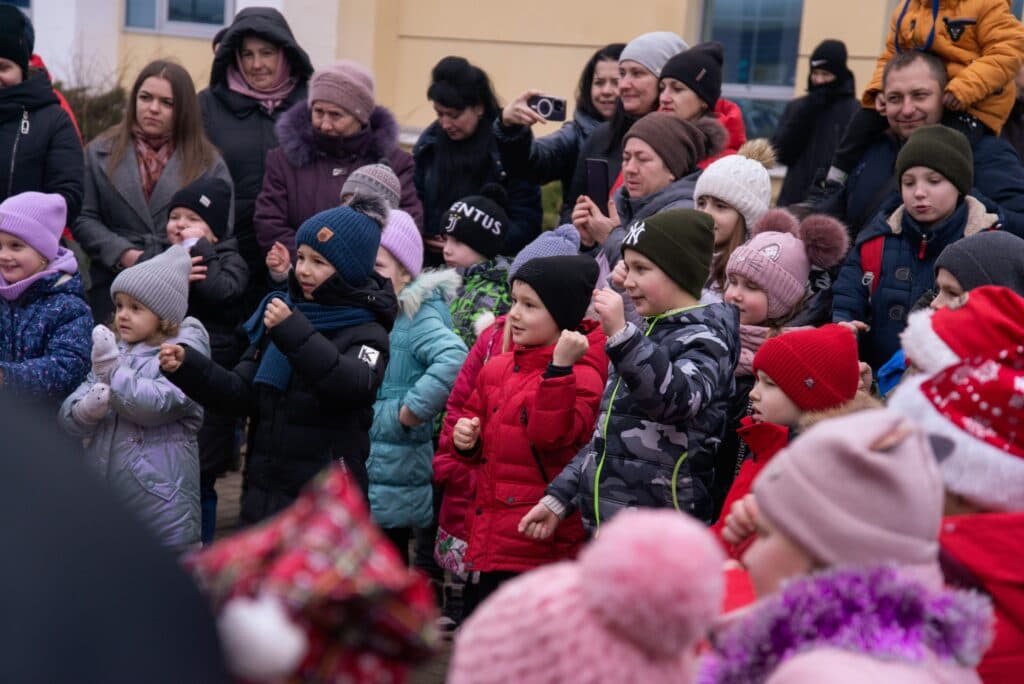 Поїзд-кухня "Food Train" від Укрзалізниці привіз 8000 порцій їжі та близько 1000 подарунків у прифронтові регіони України (фото)