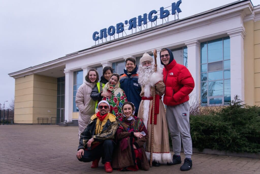 Поїзд-кухня "Food Train" від Укрзалізниці привіз 8000 порцій їжі та близько 1000 подарунків у прифронтові регіони України (фото)