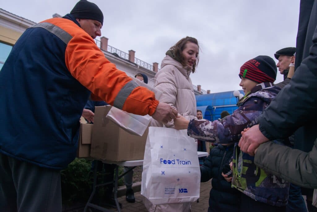 Поїзд-кухня "Food Train" від Укрзалізниці привіз 8000 порцій їжі та близько 1000 подарунків у прифронтові регіони України (фото)