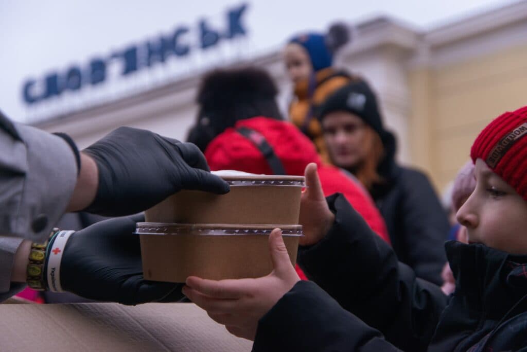 Поїзд-кухня "Food Train" від Укрзалізниці привіз 8000 порцій їжі та близько 1000 подарунків у прифронтові регіони України (фото)