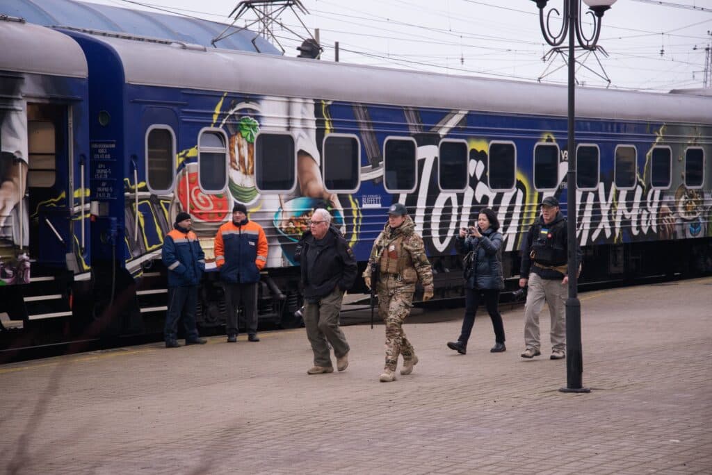 Поїзд-кухня "Food Train" від Укрзалізниці привіз 8000 порцій їжі та близько 1000 подарунків у прифронтові регіони України (фото)