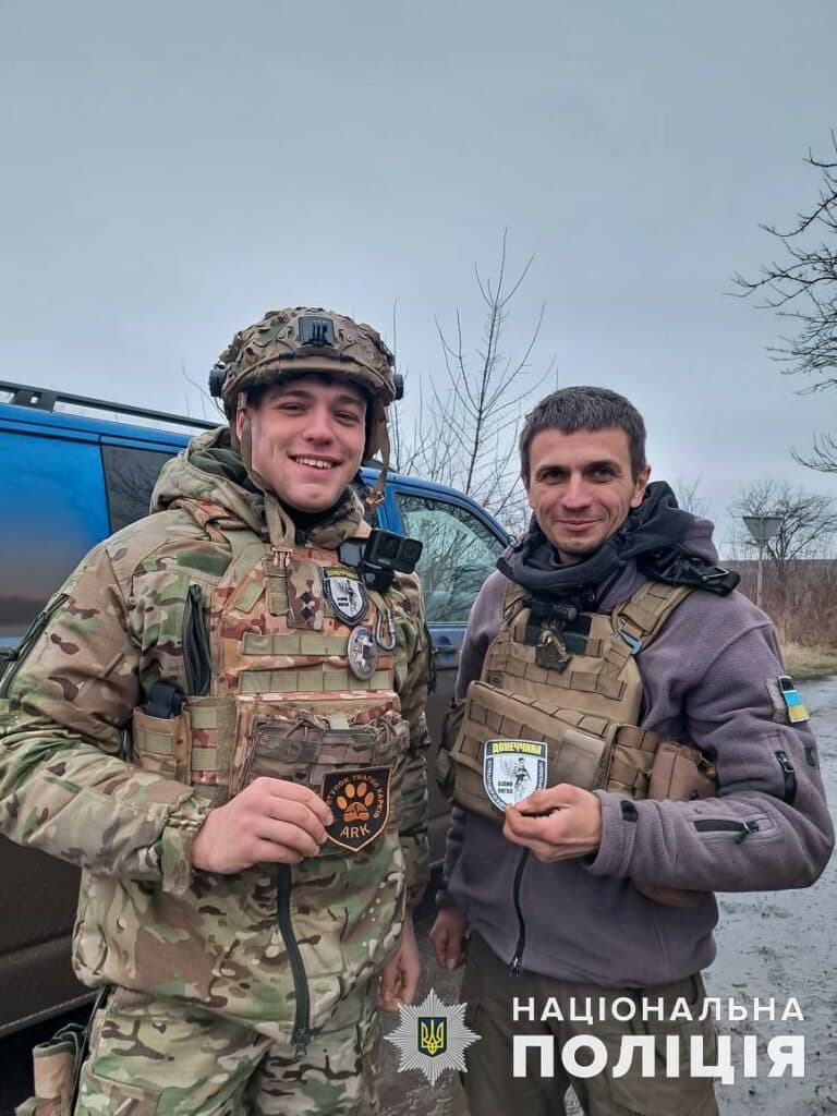 Поліцейські врятували двох цуценят з-під обстрілів на Донеччині (відео)