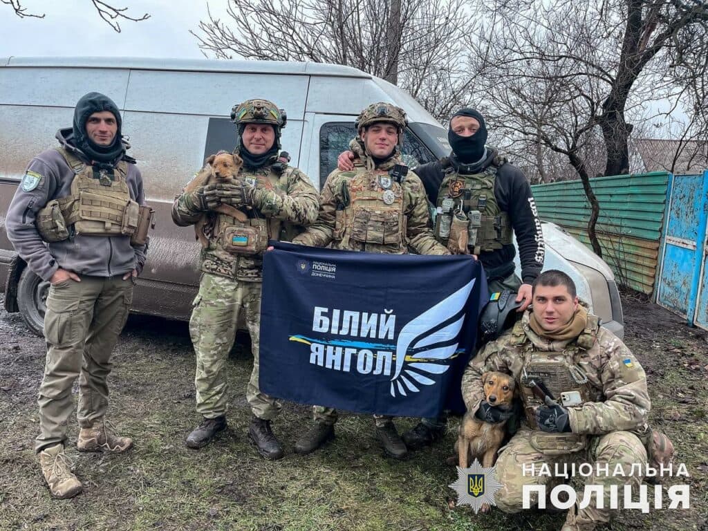Поліцейські врятували двох цуценят з-під обстрілів на Донеччині (відео)
