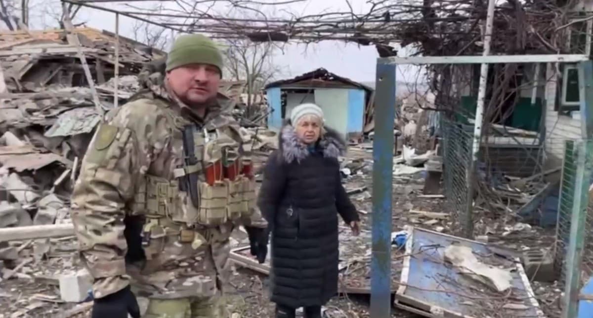 З обстрілюваного загарбниками Невського на Луганщині евакуювали пораненого дідуся і двох жінок (відео)