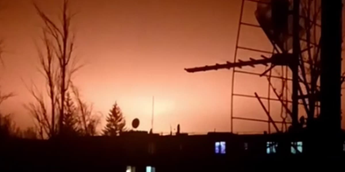 Повідомляють про вибухи та пожежу в окупованій Макіївці (відео)
