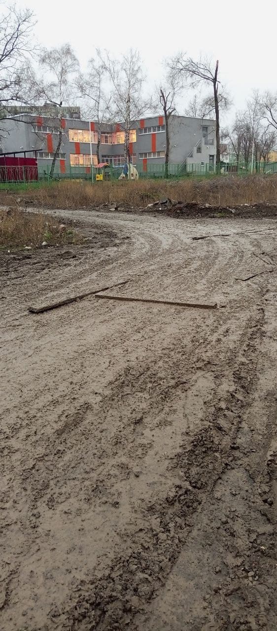 В окупованому Маріуполі дороги та тротуари перетворюються на непрохідну багнюку (фото)