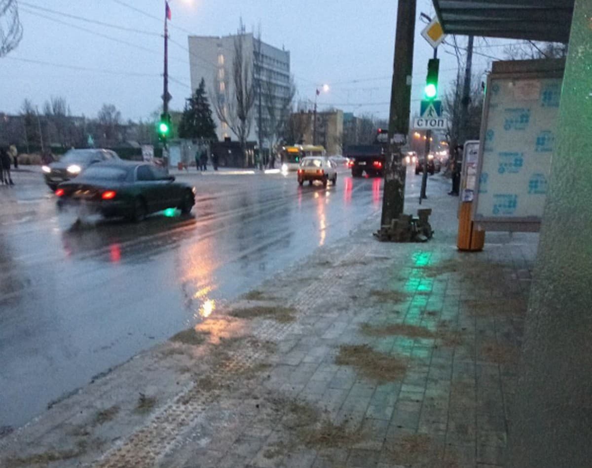 Наслідки ожеледиці в Маріуполі: містяни скаржаться на непосипані дороги та тротуари (фото)