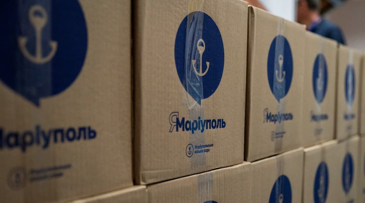 У центрі для переселенців з Маріуполя у Києві призупиняють видачу продуктових наборів