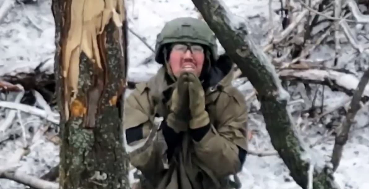 Російський солдат біля Авдіївки здався в полон українському дрону і здійснив втечу (відео)